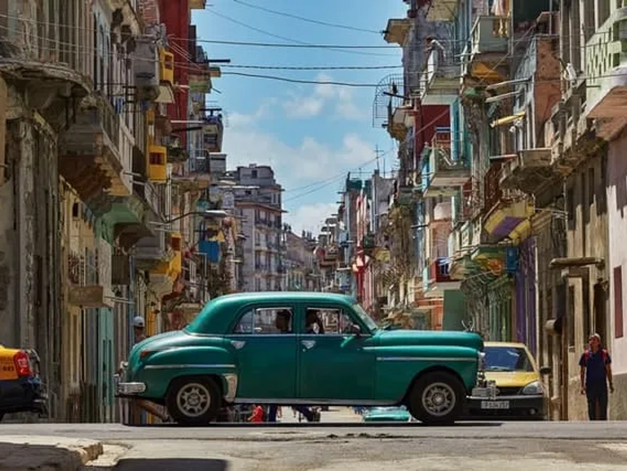 carro numa avenida principal em Havana, Cuba