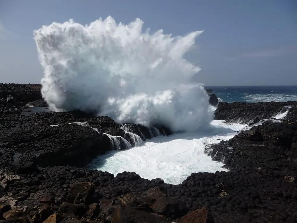 ondas rebentam contra a buracona