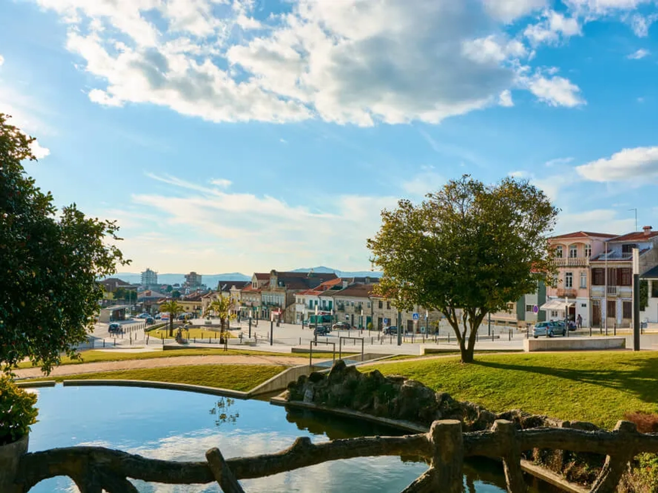 vista do centro de penafiel com rio e edificios
