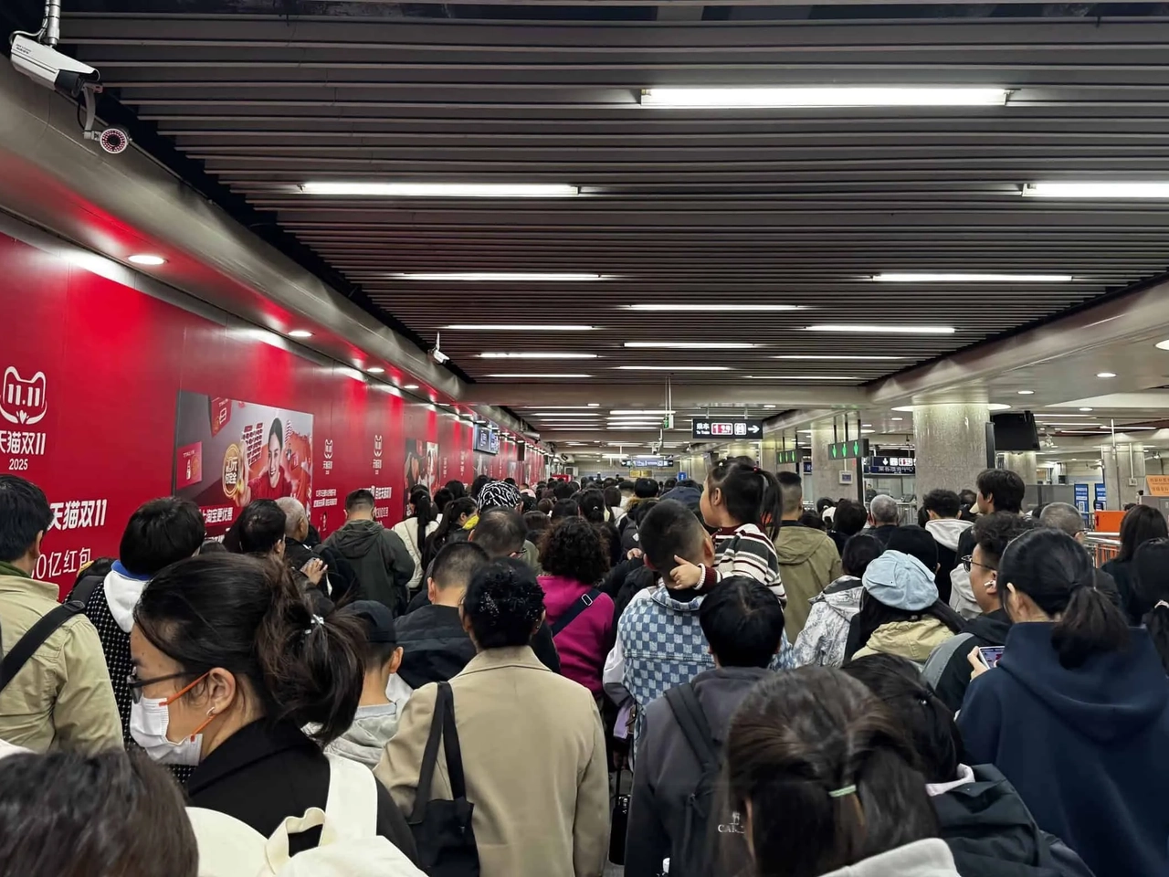 metro en pekin lleno de gente