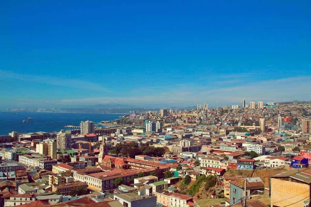 Vista urbana de Valparaíso durante uma viagem pelo Chile