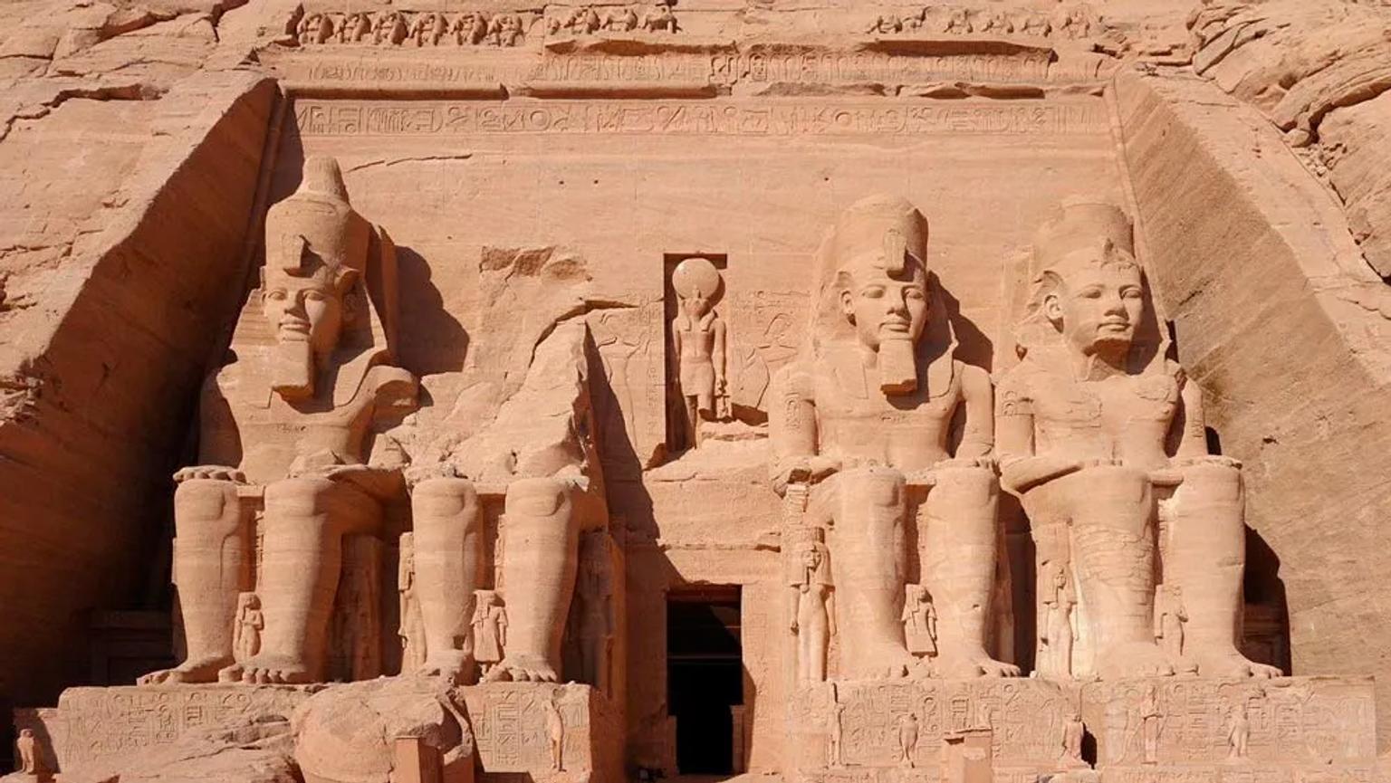 Facciata del tempio di Abu Simbel in Egitto, con le grandi statue scolpite nella roccia dedicate a Ramses II.