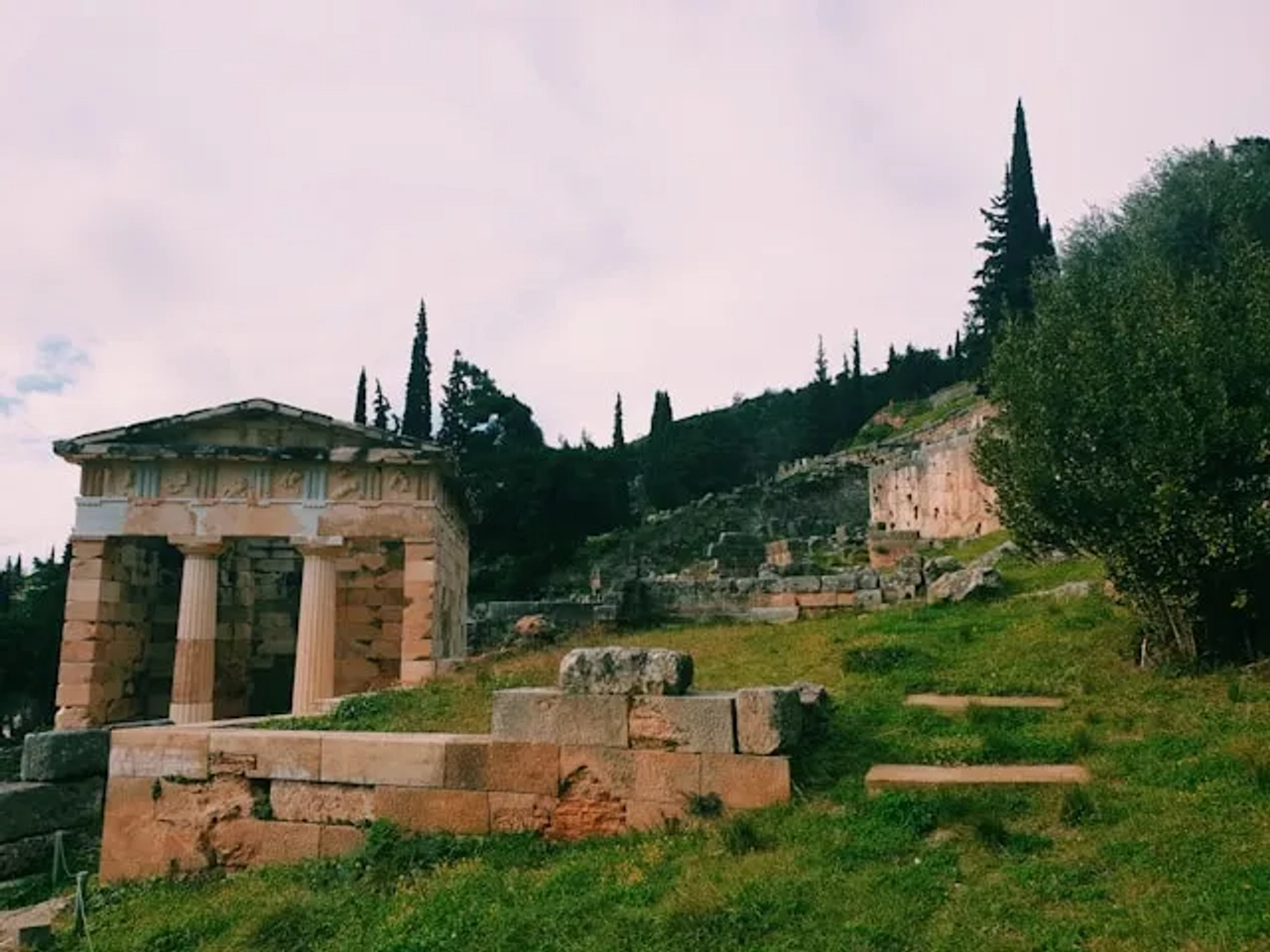 delfos ao por do sol na grecia