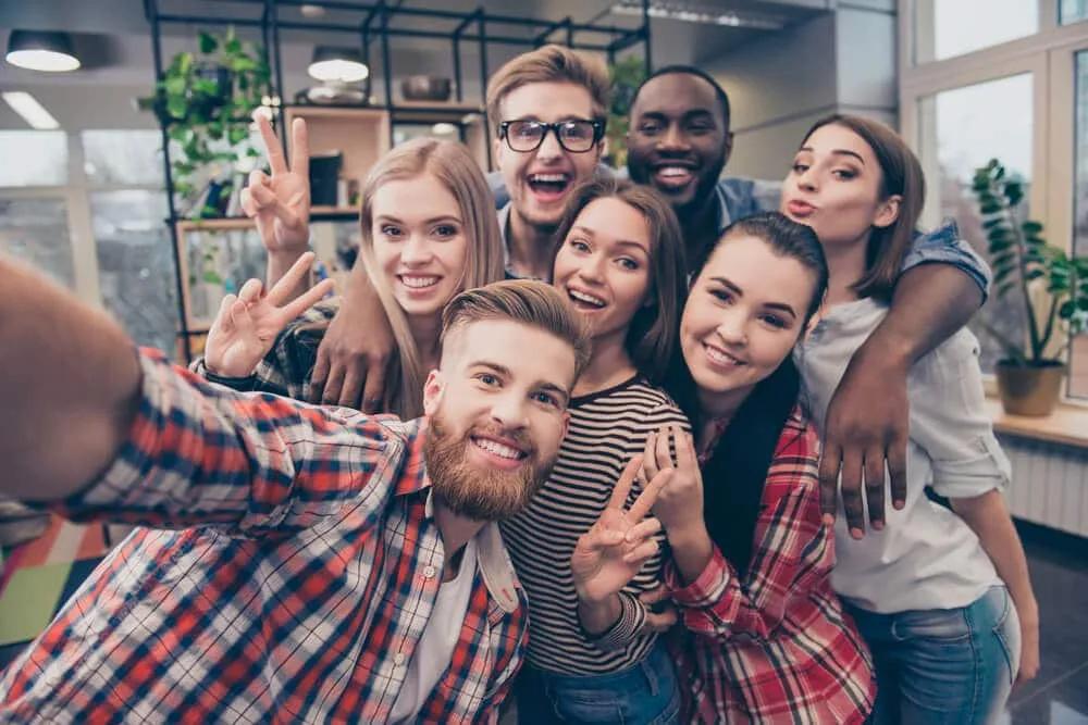 grupo de amigos tiram uma selfie juntos