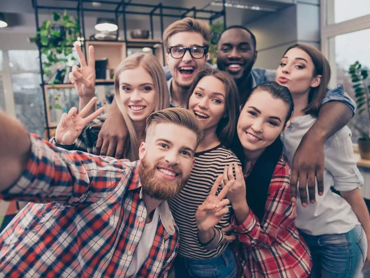 grupo de amigos tiram uma selfie juntos