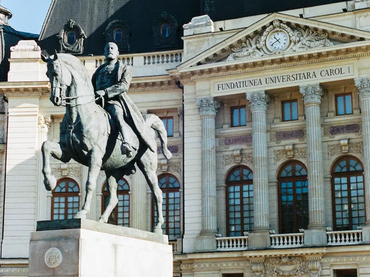 Estatua ecuestre del Rey Carol I