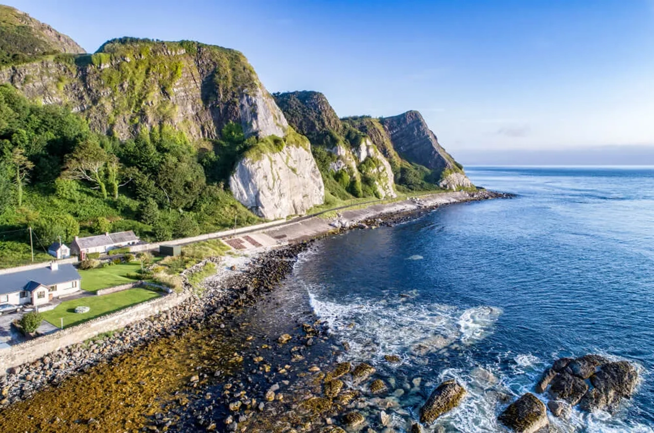 estrada na costa antrim na irlanda