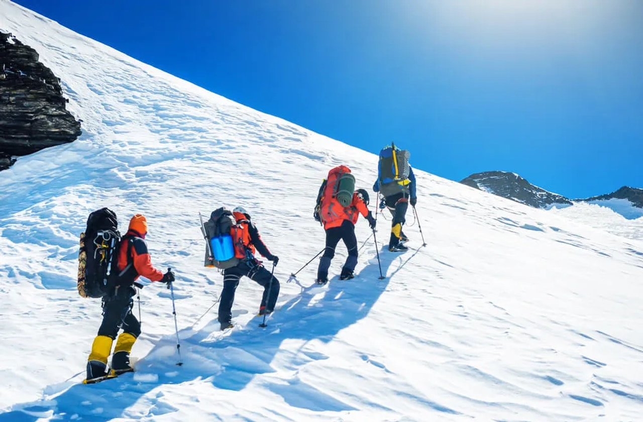 alpinistas no monte evereste