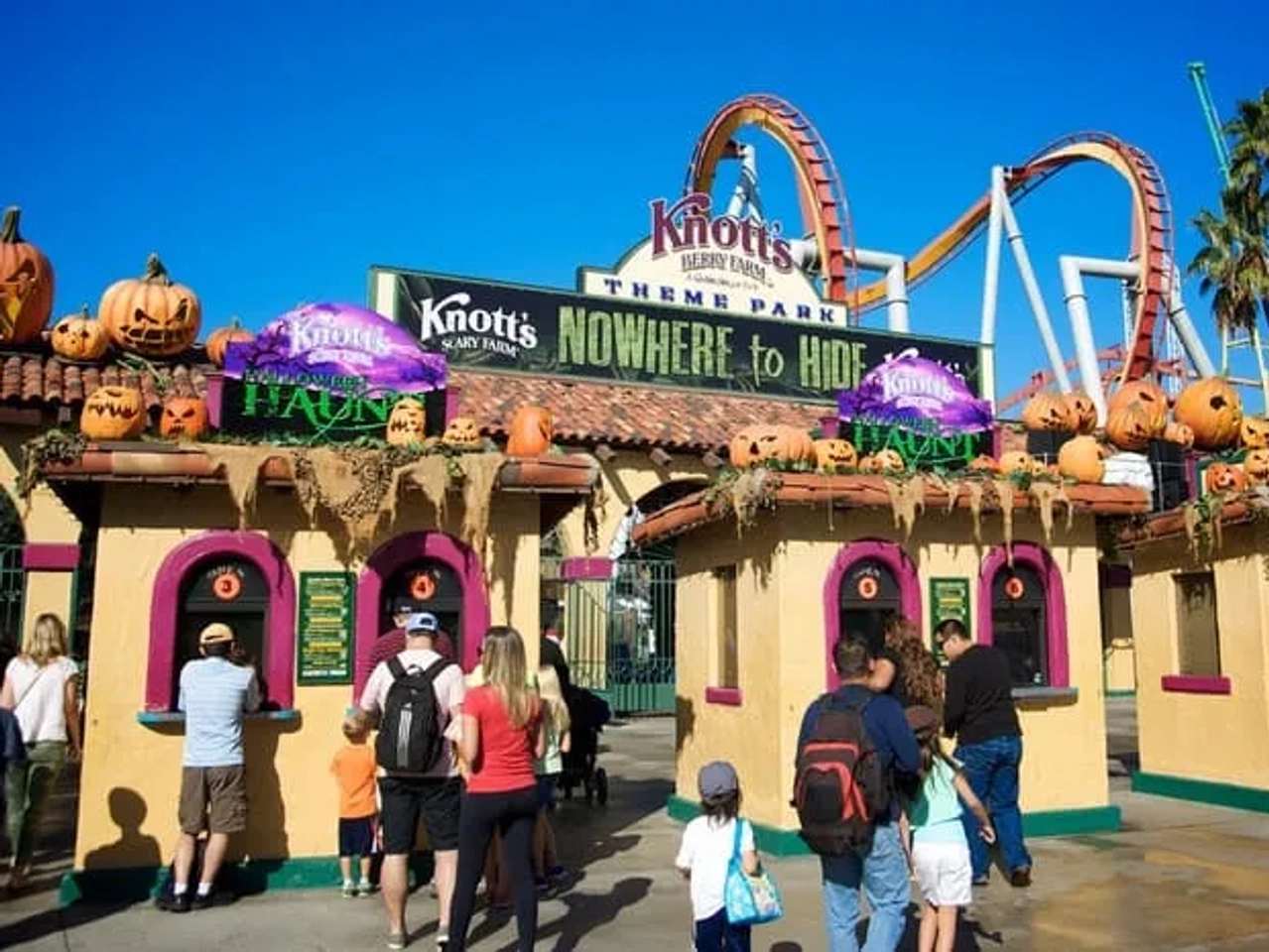 Entrada al parque temático Knott's Berry Farm, decorado para Halloween.