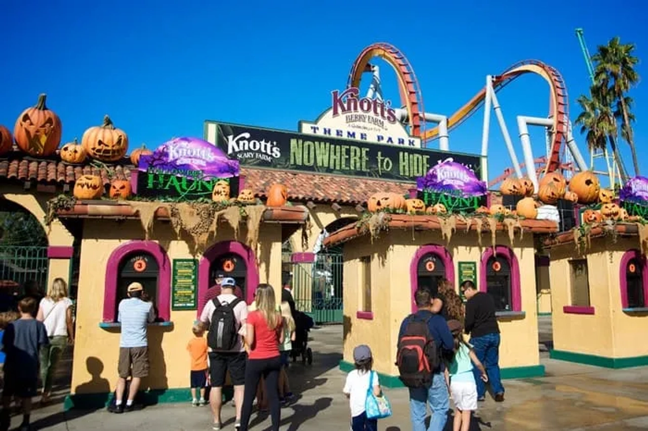 Entrada al parque temático Knott's Berry Farm, decorado para Halloween.