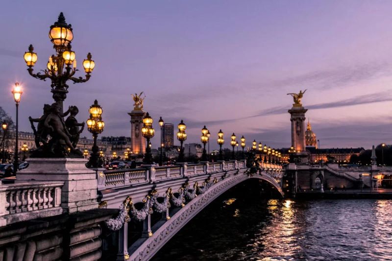 Seguro de viaje Francia: requisitos Schengen, coberturas y cómo elegir el mejor