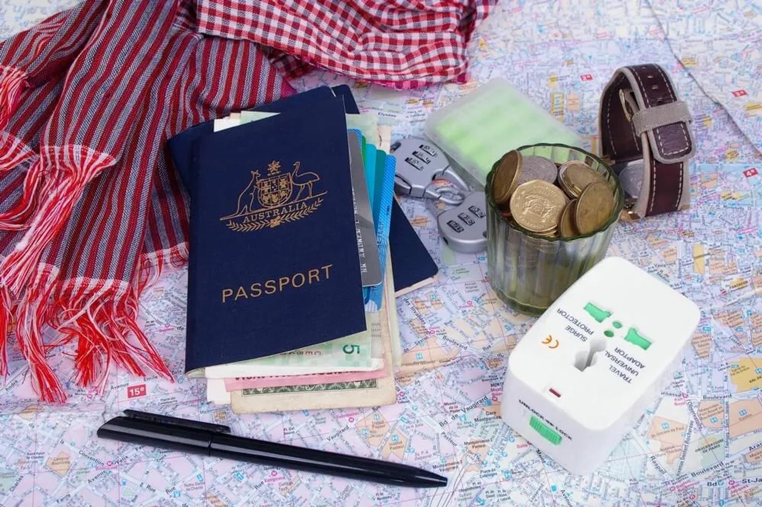 passaporte, odcumentos e adaptardor de corrente internacional