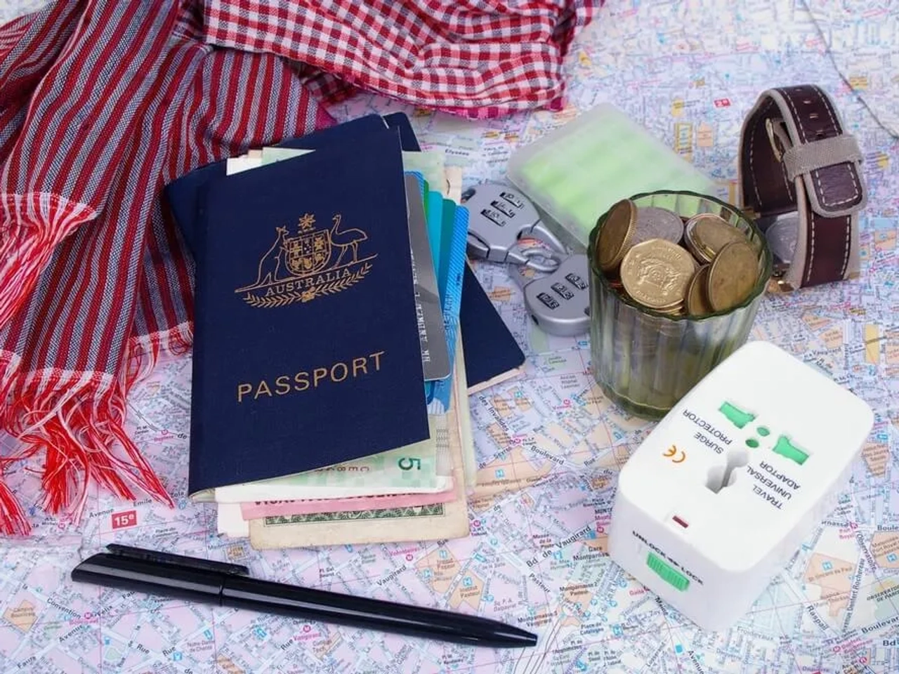 passaporte, documentos e adaptardor de corrente internacional