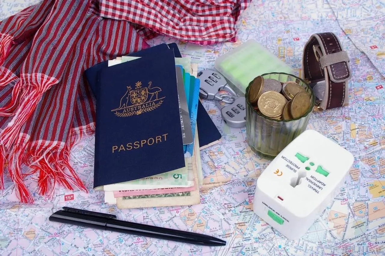 passaporte, documentos e adaptardor de corrente internacional