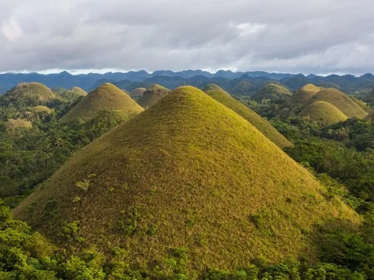 Colinas en forma de cono cubiertas de vegetación en un paisaje montañoso.