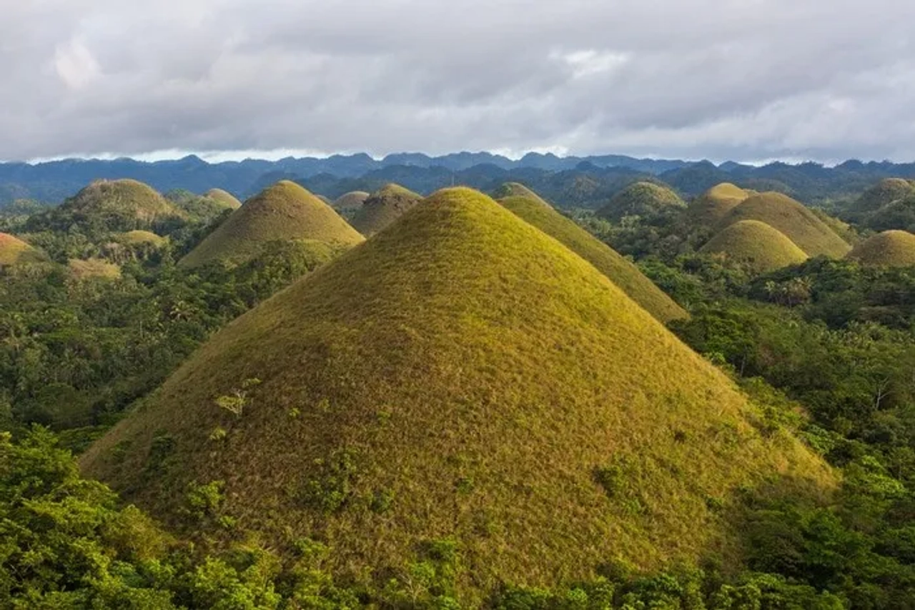 Colinas en forma de cono cubiertas de vegetación en un paisaje montañoso.