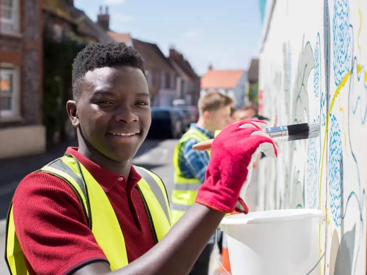rapaz pinta uma casa