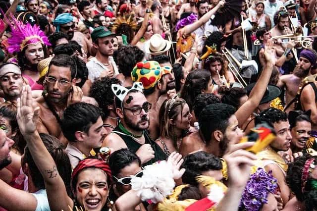 pessoas a celebrar o carnaval no rio de janeiro no brasil