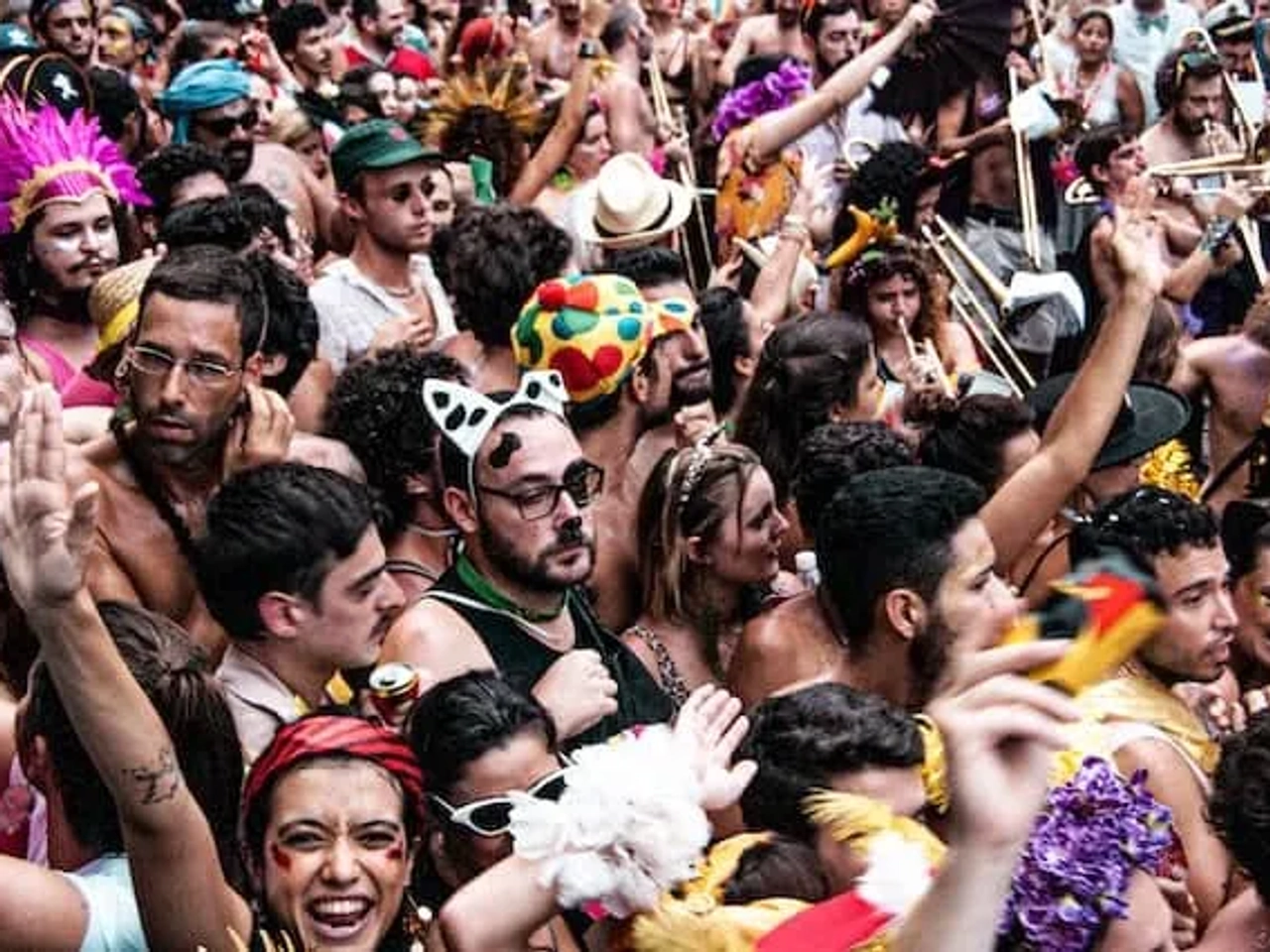 pessoas a celebrar o carnaval no rio de janeiro no brasil