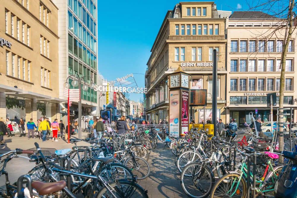 bicicletas estacionadas perto da rua Schildergasse