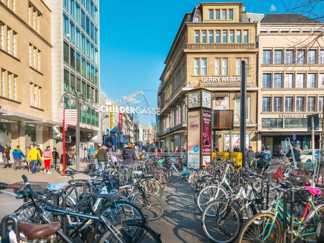 bicicletas estacionadas perto da rua Schildergasse