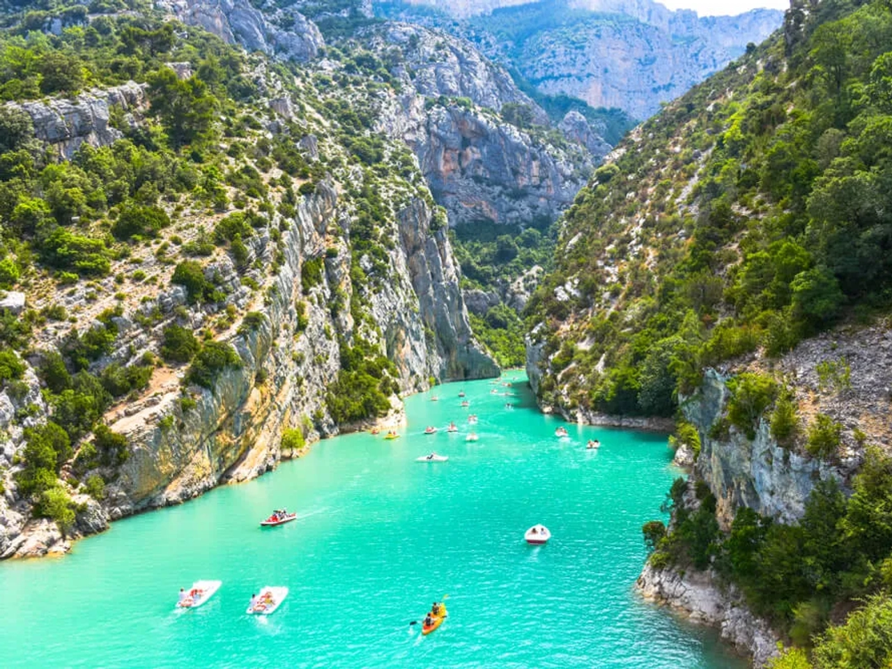 vista sobre as gorges du verdon com varios barcos na agua