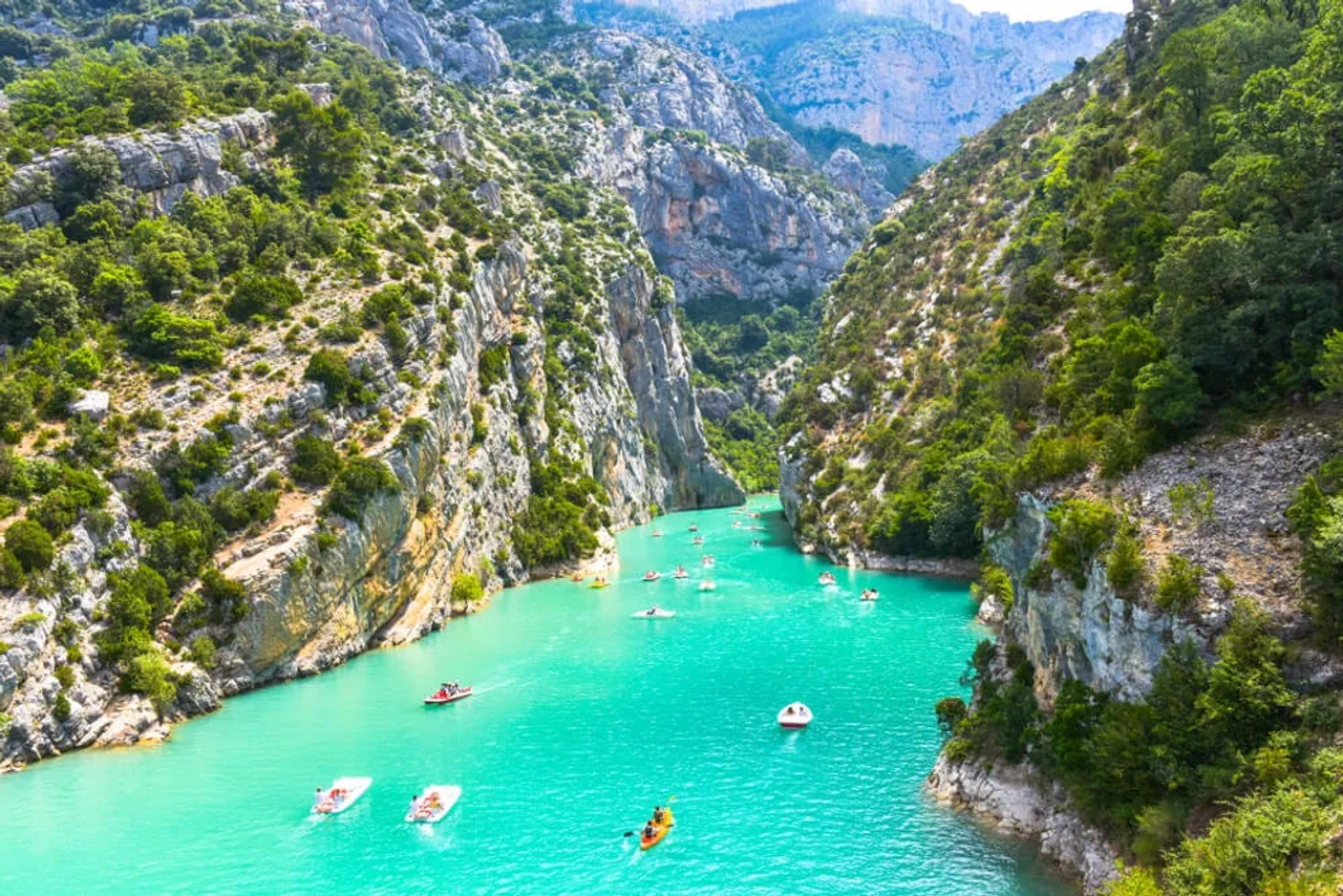 vista sobre as gorges du verdon com varios barcos na agua