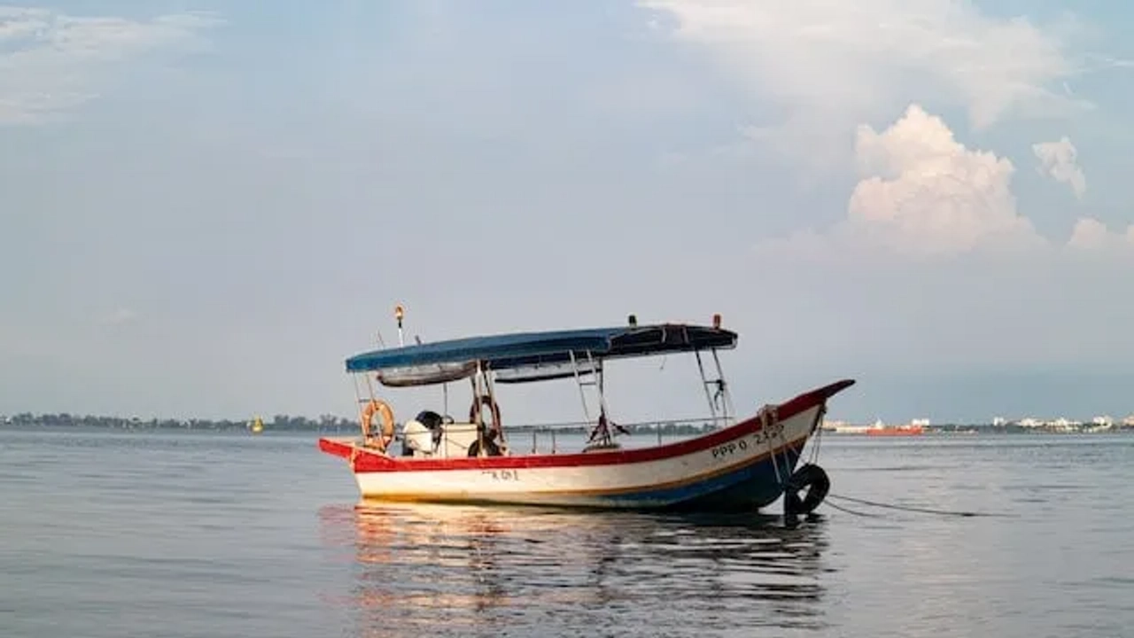 barco atracado na ilha de Penang