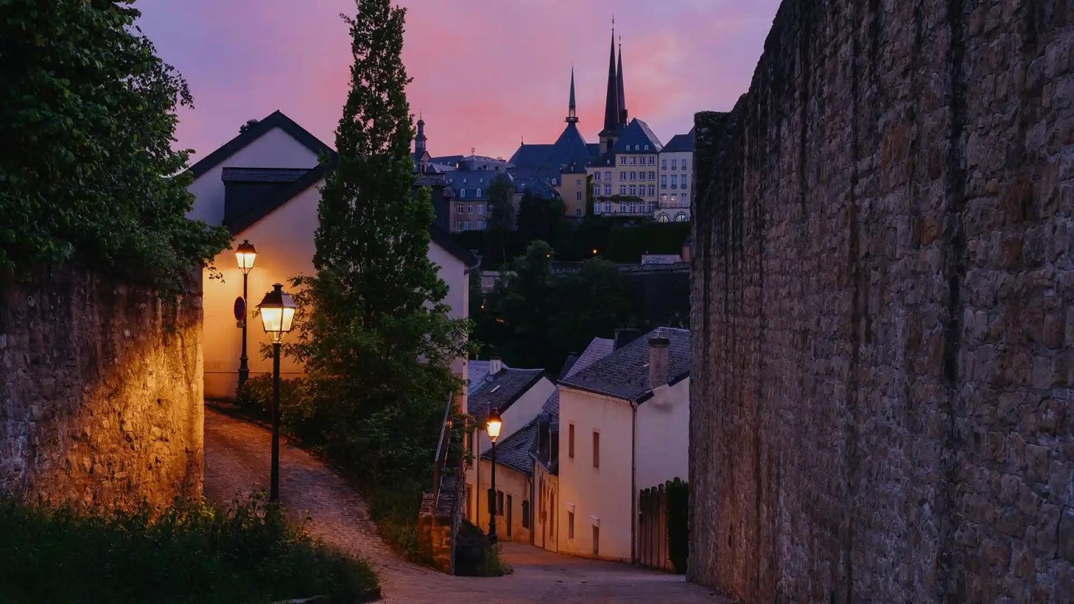 una calle de luxemburgo al atardecer