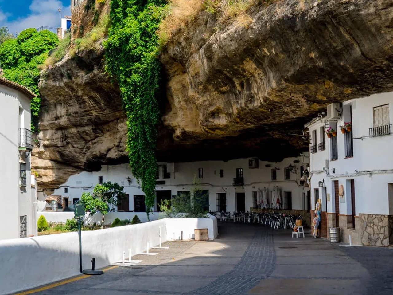 rua principal de setenil de las bodegas