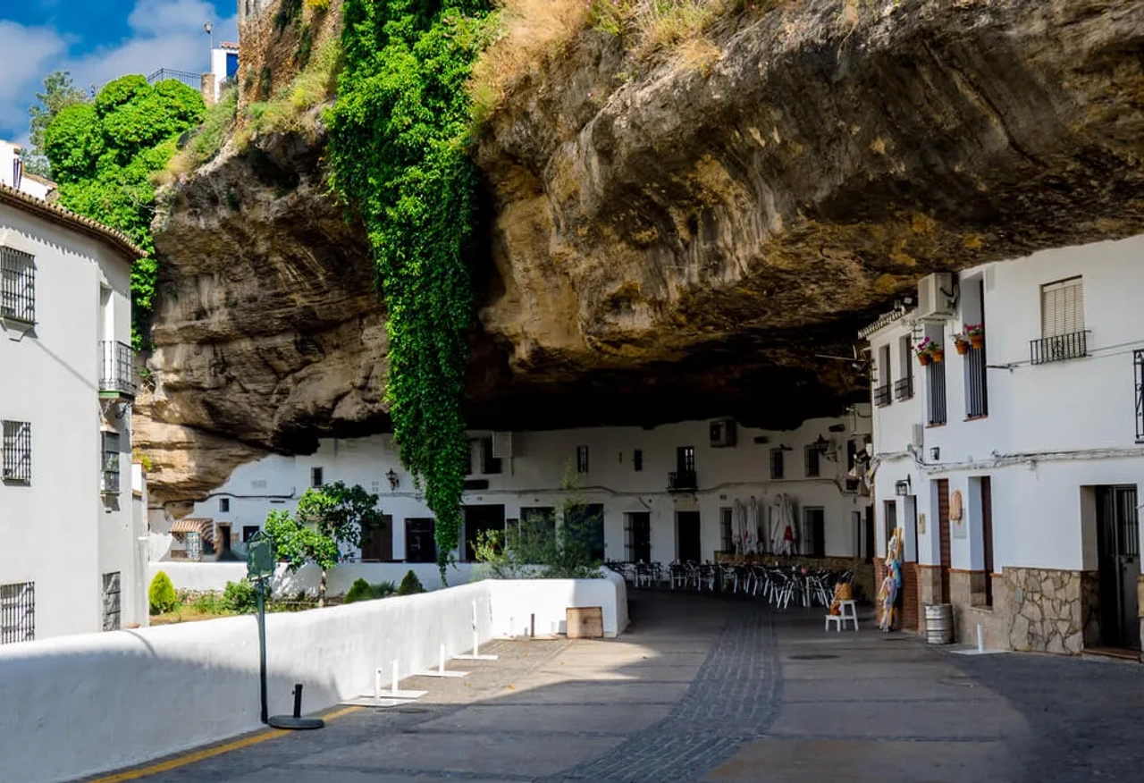 rua principal de setenil de las bodegas
