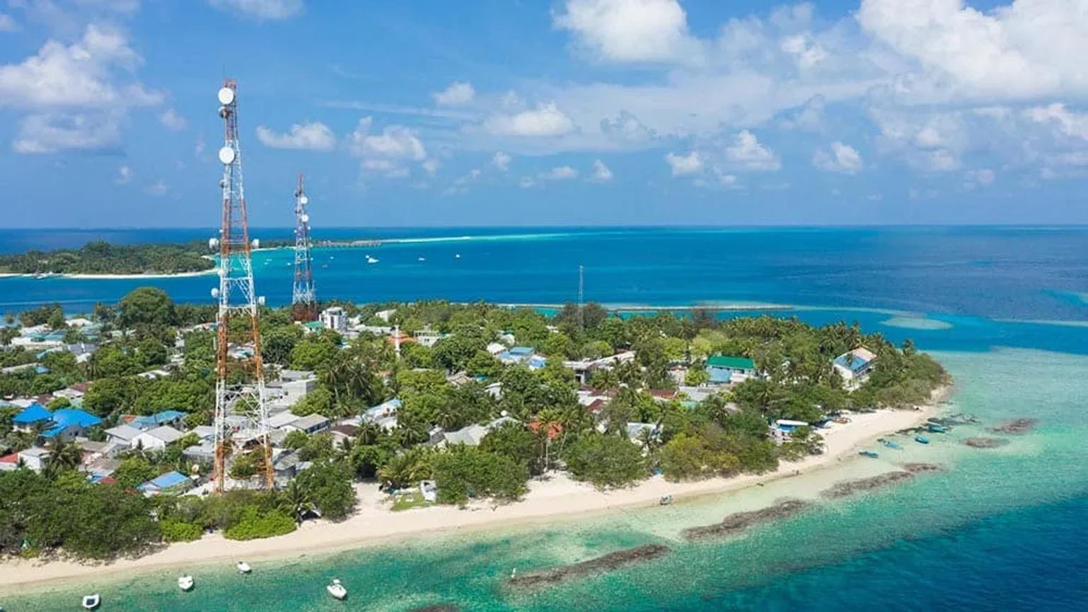 O que fazer nas Maldivas em viagem por uma ilha tropicalAs Maldivas oferecem muito mais do que resorts de luxo e bungalows sobre a água. Entre ilhas locais, bancos de areia, recifes cheios de vida e praias de azul quase impossível, há formas de viajar para todos os estilos e orçamentos. Para decidires o que fazer nas Maldivas, este guia ajuda-te a escolher onde ficar, quando ir, como te deslocares entre ilhas e que experiências reservar, com dicas práticas, roteiro de 7 dias e exemplos de orçamento.