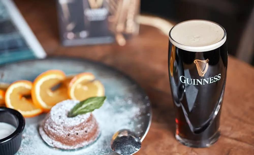 tomar una Guiness en Dublín