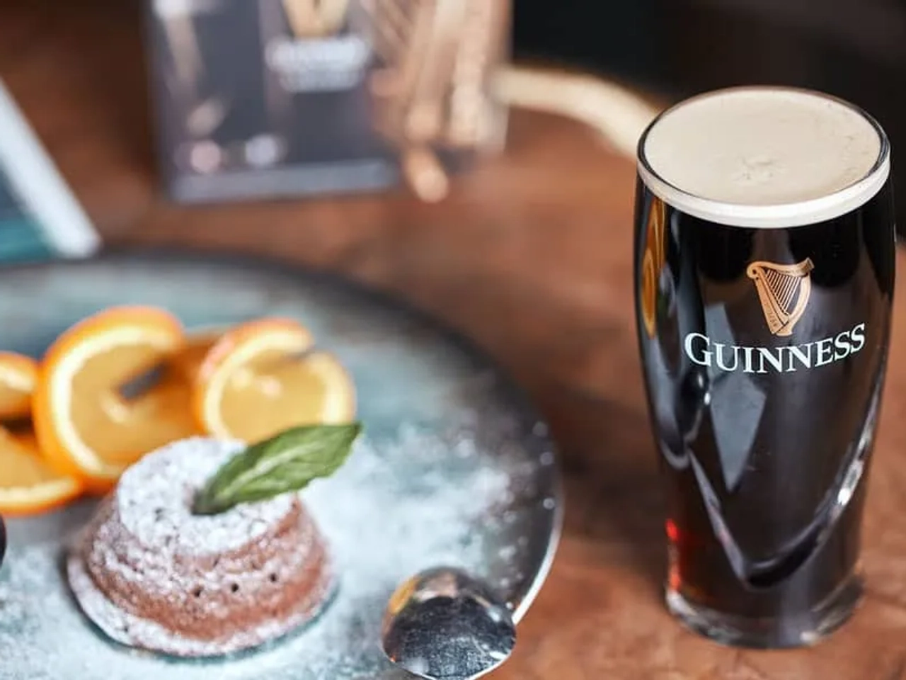tomar una Guiness en Dublín