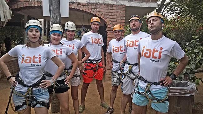 Grupo de personas con cascos y arneses, listos para una actividad de aventura.