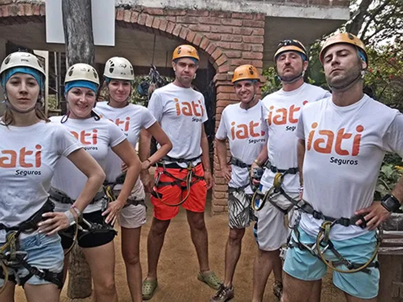 Grupo de personas con cascos y arneses, listos para una actividad de aventura.