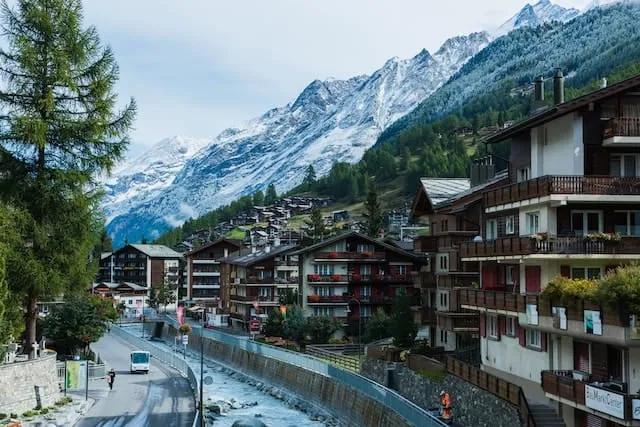 montanhas com neve em Zermatt na Suíça