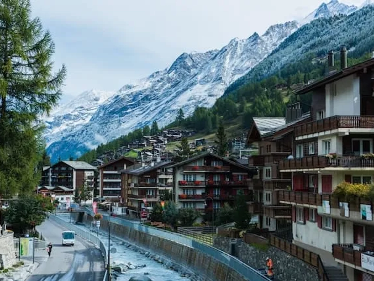 montanhas com neve em Zermatt na Suíça