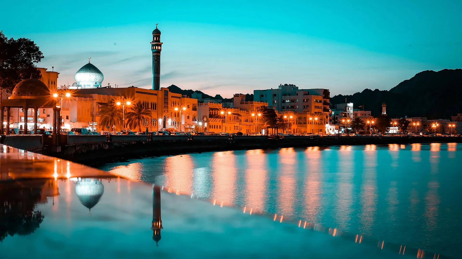 localidad costera de oman por la noche