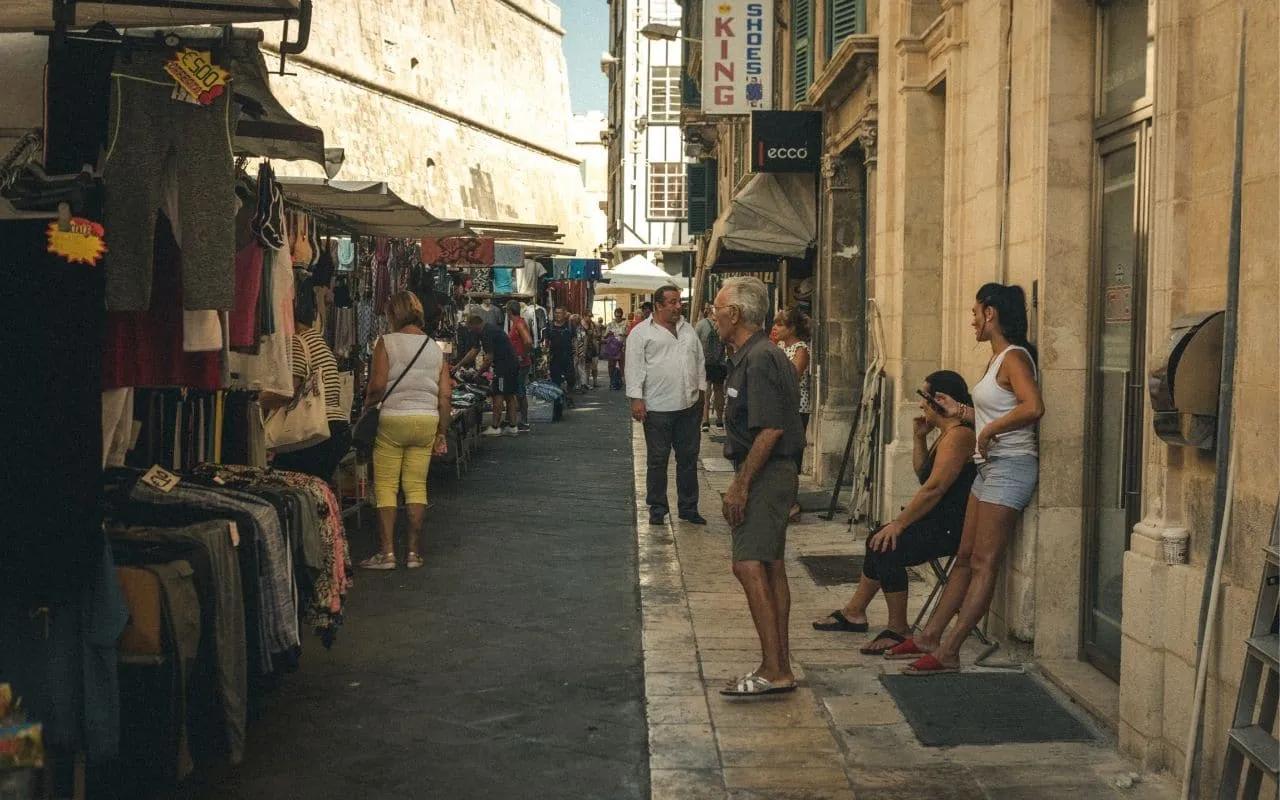 turistas a passear numa rua de valetta