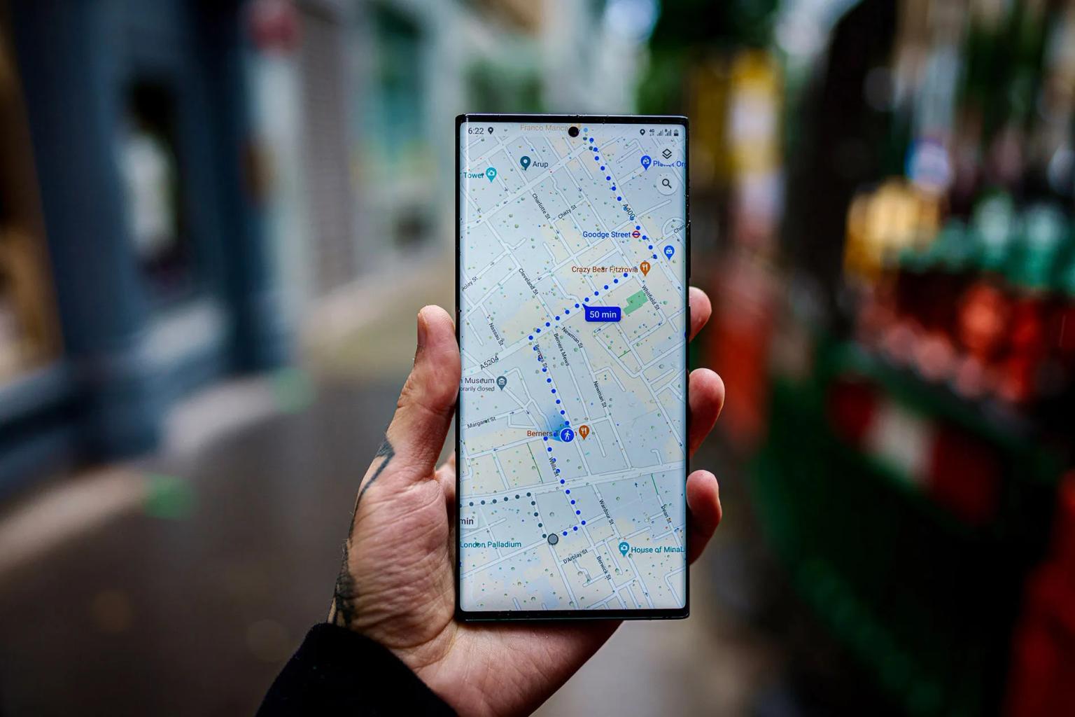 Um smartphone exibe um mapa com rotas para uma viagem.