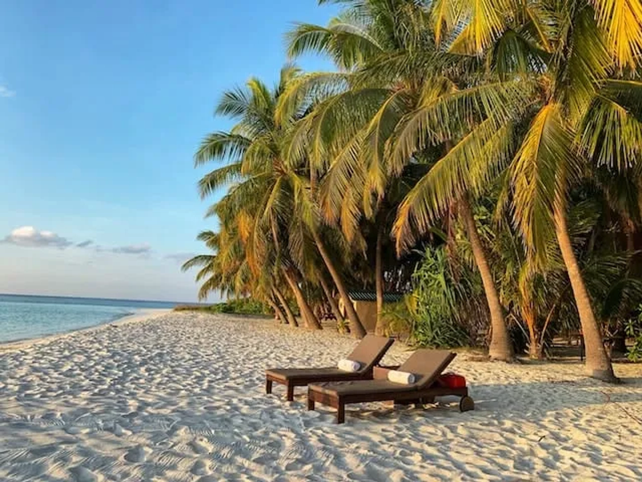 espreguiçadeiras numa praia nas maldivas