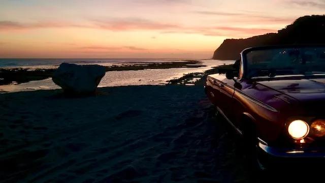 carro estacionado ao pôr do sol na praia de pandawa na indonésia em bali