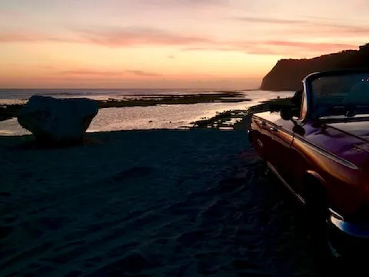 carro estacionado ao pôr do sol na praia de pandawa na indonésia em bali