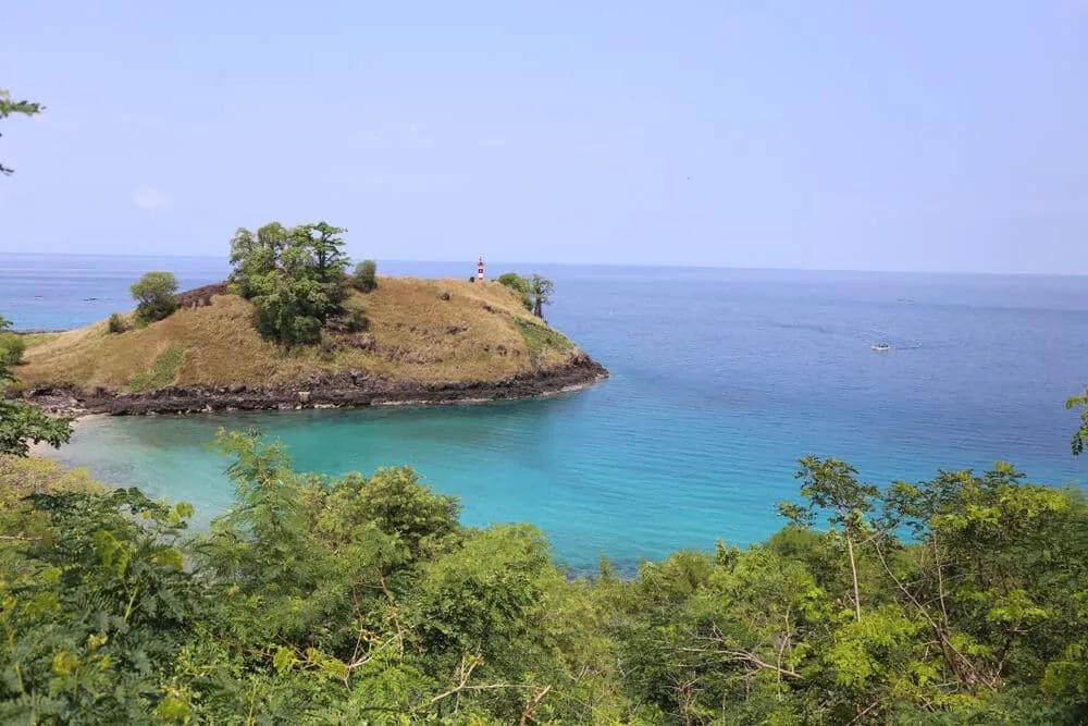 aguas azuis turquesa e vegetaçao verdejante na lagoa azul