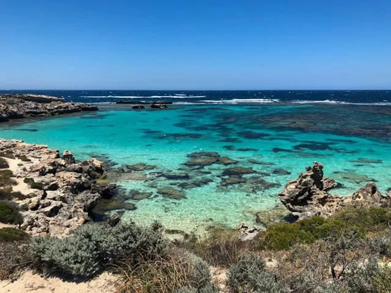 baía com agua azul turquesa junto ao mar na ilha de Rottnest na Australia