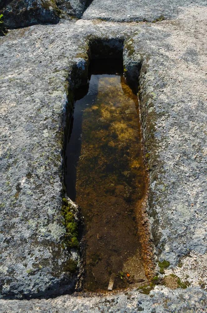 sepulturas esculpidas na pedra