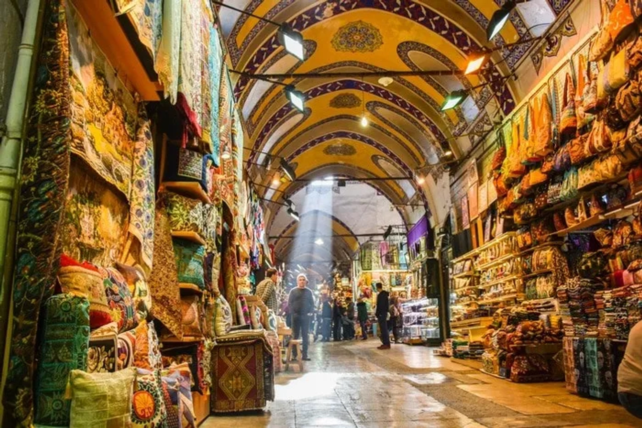 Pasillo de un mercado turco, lleno de coloridos textiles y artesanías.