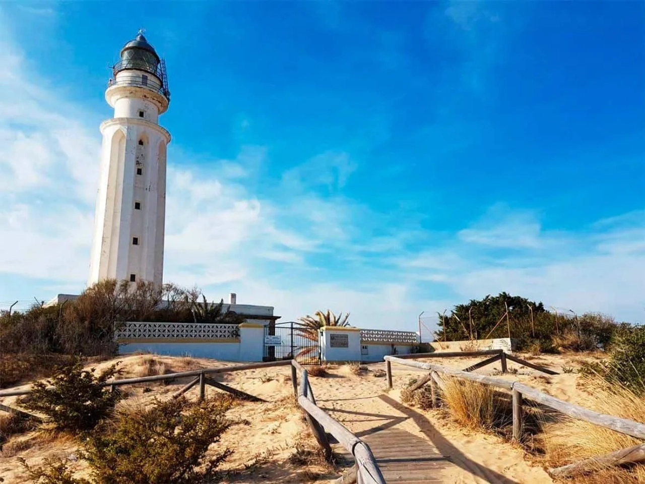 Faro de Trafalgar, un imprescindible que ver en Cádiz Provincia
