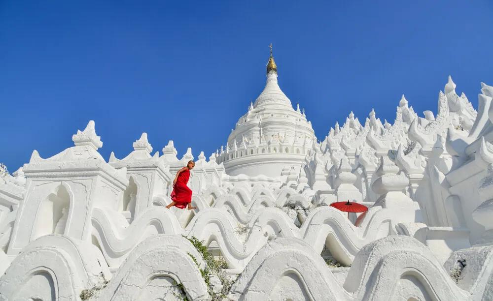 monges noviços no templo branco de mandalay